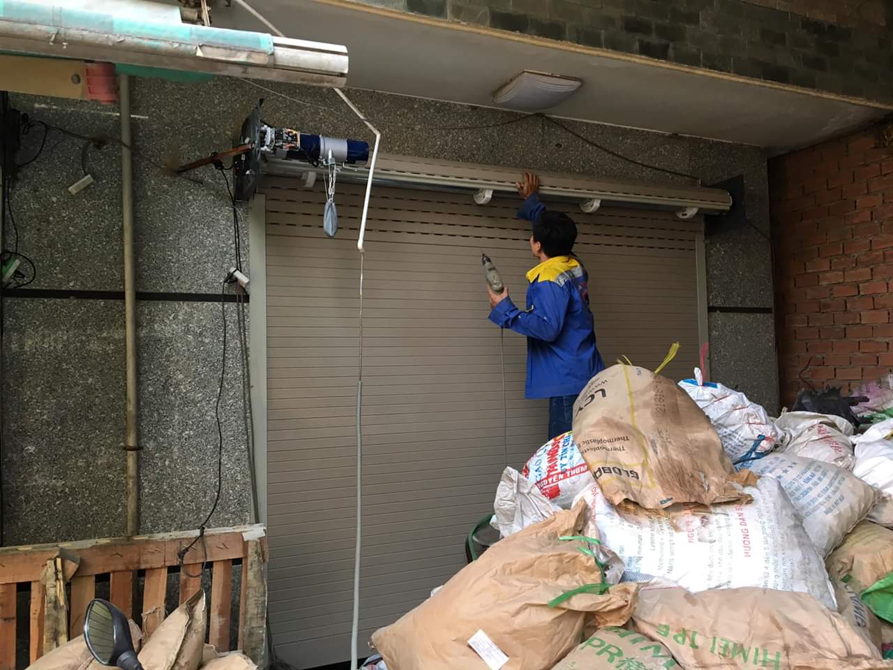 sửa chữa cửa cuốn uy tín