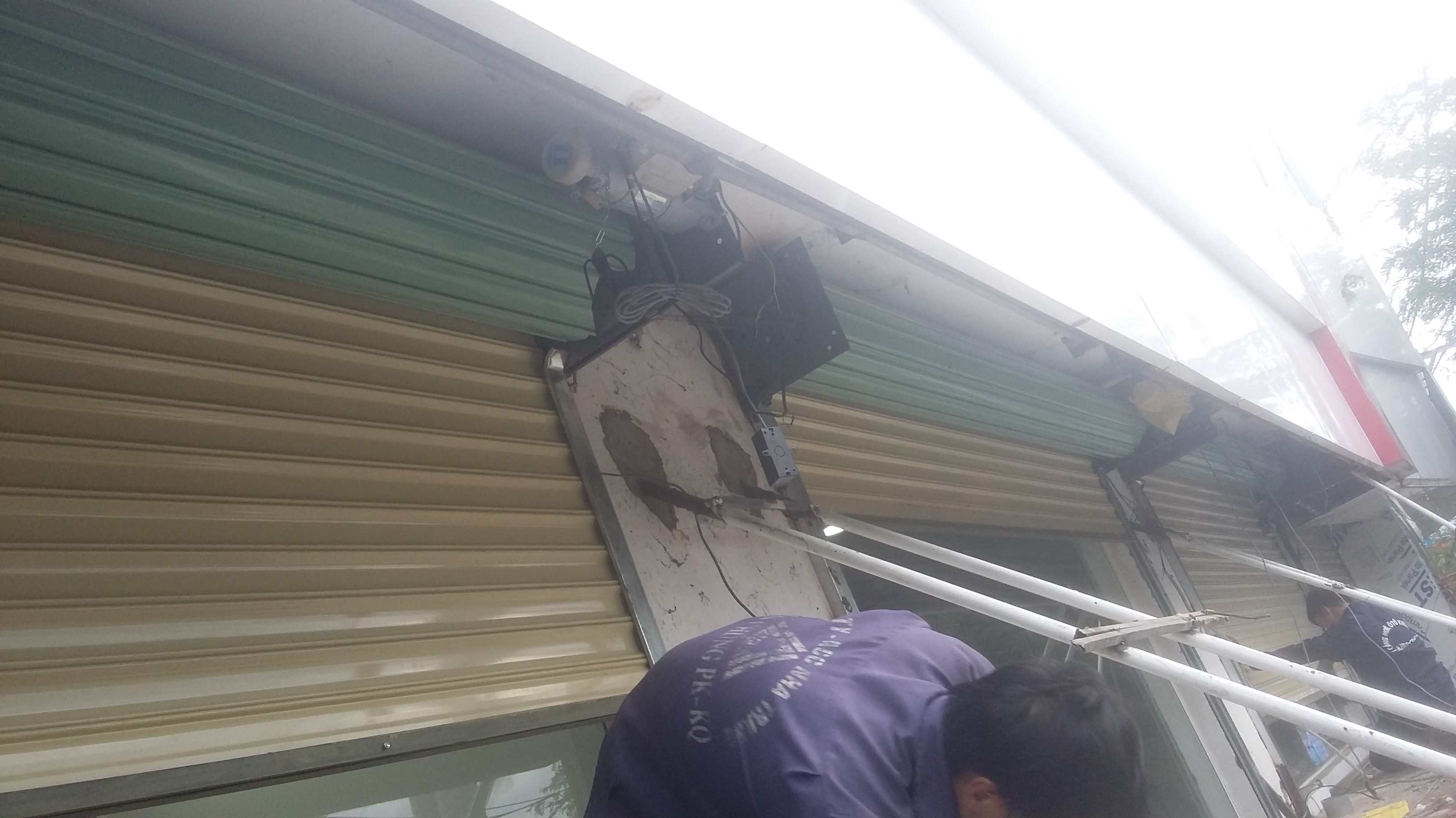 ﻿cửa cuốn tích điện